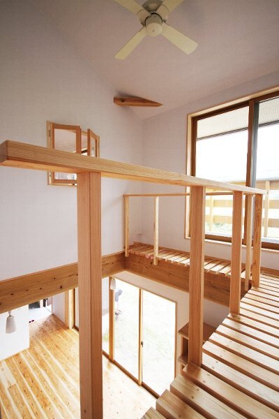 リビングでくつろぐ家族と交流ができる吹抜け