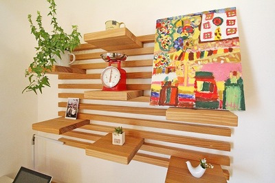 カウンターにある飾り棚は板を好きな場所へ好きなだけ配置でき、家族の思い出もたくさん飾ることができる。