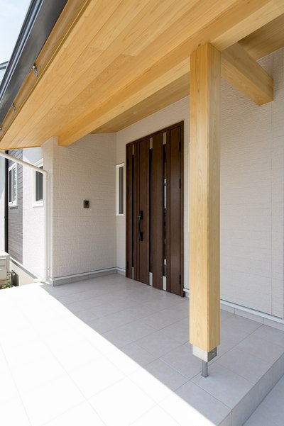 庇の木部がアクセントの玄関ポーチ。