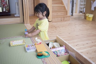 小上がりの和室の下は、収納部分に。