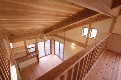 吹き抜け。藤丸建設の家は断熱がしっかりしているので吹き抜けをとっても寒くありません。夏はエアコンを二階に一台。冬はリビングにある蓄熱暖房器１台で家中暖かいです。