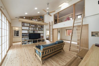 シーリングファンが付いたおしゃれなリビング。