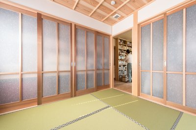 たっぷりと収納を取った和室。