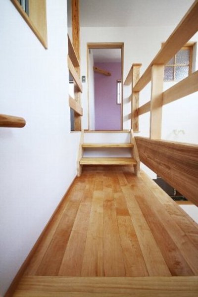 スキップフロア風の階段。ちょっとした中二階スペースは子供がお絵かきしたり、遊んだり…できます。