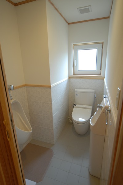 大便器と小便器を設置したトイレ。