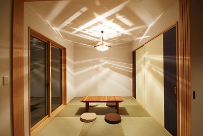 夜の和室。照明の光が幻想的な空間を演出してくれます。 夜の和室。照明の光が幻想的な空間を演出してくれます。