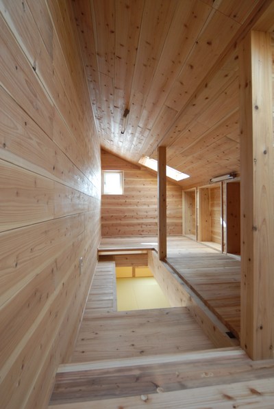 無垢杉板で仕上げた小屋裏収納スペース。