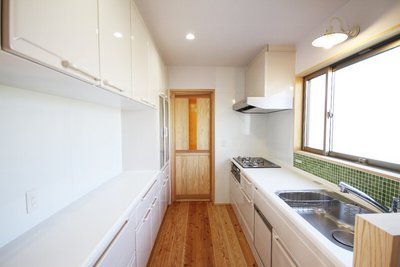 キッチンはリビングダイニングとは別にした独立型に。奥様の隠れ家的な場所になりました。 キッチンはリビングダイニングとは別にした独立型に。奥様の隠れ家的な場所になりました。