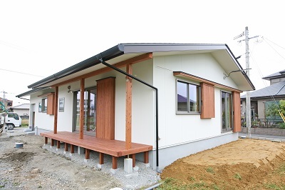 無機質な雨戸は木の枠に納まり、見た目もスッキリとオシャレに。