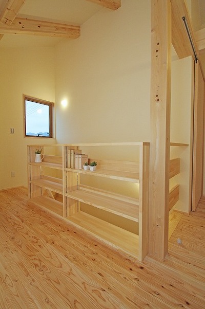 階段手すりを利用した本棚。