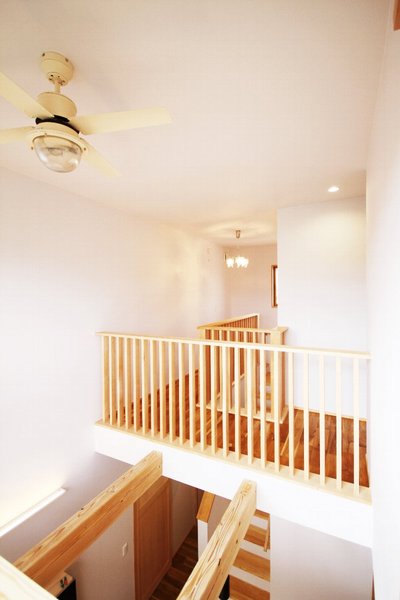 二階廊下。吹抜け上部の大窓のおかげで室内の奥にも自然光がたっぷり入ります。