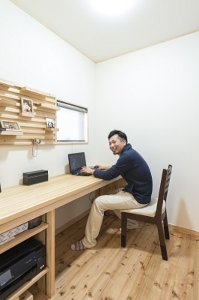 ご主人様の書斎。PCとプリンターを置くためのワークデスクもつくり付け。飾る位置を変えられるディスプレイボードがお気に入り。 ご主人様の書斎。PCとプリンターを置くためのワークデスクもつくり付け。飾る位置を変えられるディスプレイボードがお気に入り。