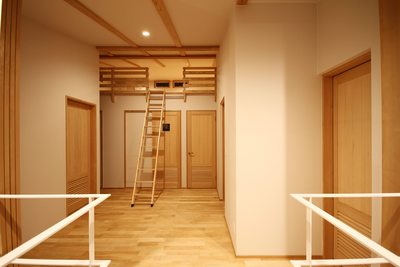 二階も吹抜けからの光が行き届く間取りです 二階も吹抜けからの光が行き届く間取りです