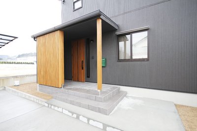玄関前は目隠しに格子を設けました