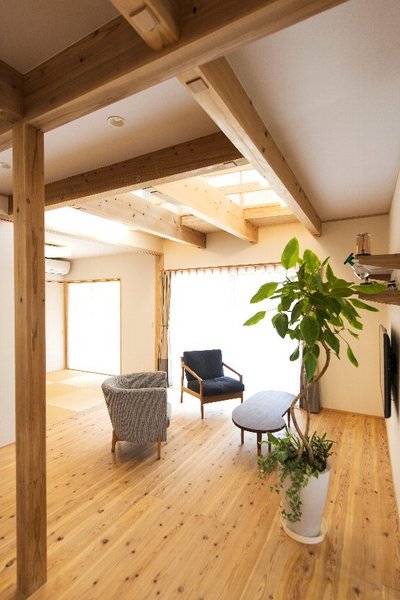 ダイニングからみるリビング。その奥には和室もあり、穏やかな雰囲気を感じられる空間です。 ダイニングからみるリビング。その奥には和室もあり、穏やかな雰囲気を感じられる空間です。