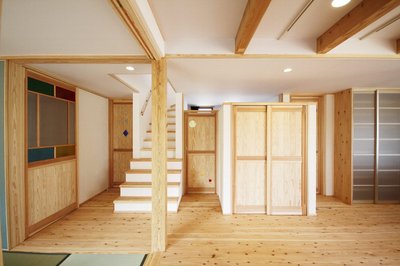 無垢材をたっぷり使ったの室内。オリジナル建具は全て違うデザインにし、遊びゴコロもある空間となりました。