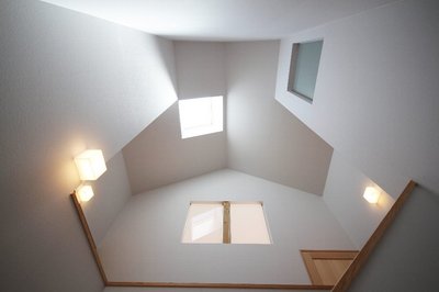 天窓から明るい光を室内に注ぎます。