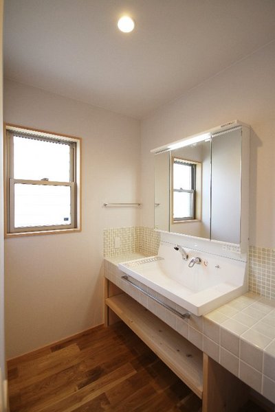 家族みんなで並んで使える、広い洗面コーナー 家族みんなで並んで使える、広い洗面コーナー