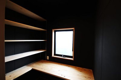 書斎。秘密基地をイメージしてつくられた、適度な広さが落ち着く空間。