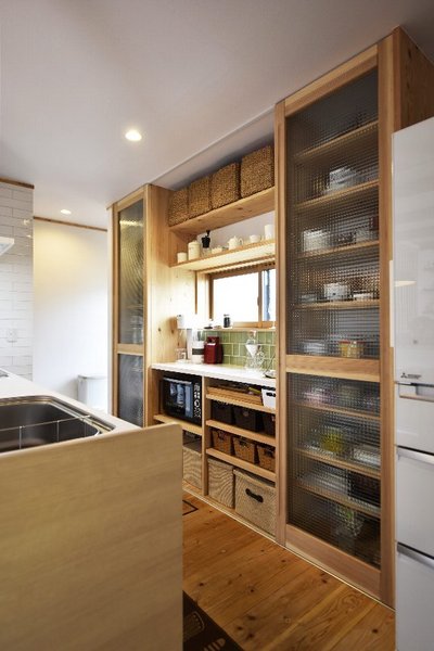 キッチン収納は奥様のデザインを元にオリジナル造作。タイルを2色づかいされています。