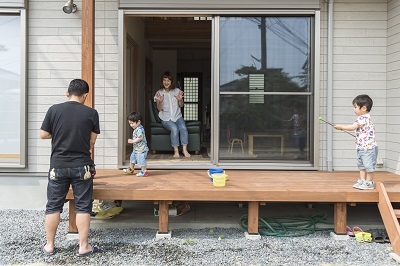 広い庭と室内を繋ぐウッドデッキは子供たちの絶好の遊び場。 広い庭と室内を繋ぐウッドデッキは子供たちの絶好の遊び場。