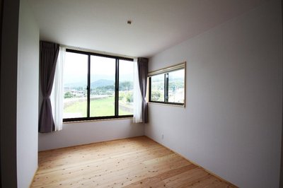 二階寝室。窓も大きい、ここからの眺めは絶景です。