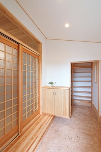 玄関には大容量のシューズクロークを設け、ベビーカーも収納できる広さです。