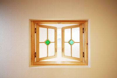 ついつい開けたくなる遊びゴコロのある小窓 ついつい開けたくなる遊びゴコロのある小窓