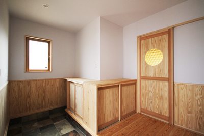 木のあたたかみが落ちつく玄関ホール