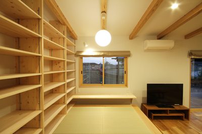 壁一面に本棚を造作。畳なので落ちついて作業にも取り組めるスペースです。 壁一面に本棚を造作。畳なので落ちついて作業にも取り組めるスペースです。
