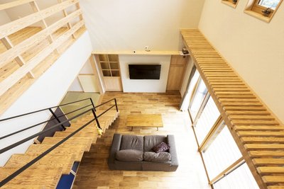 吹抜け上部は3方向から自然光が注ぎ、日中は部屋の隅々まで明るいです。 吹抜け上部は3方向から自然光が注ぎ、日中は部屋の隅々まで明るいです。