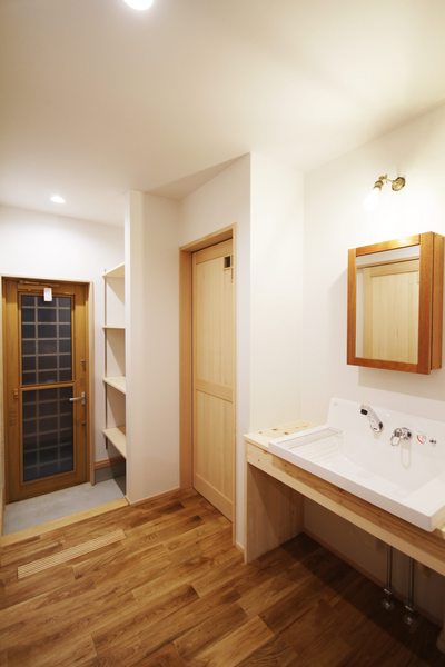 勝手口は水回りに繋がり、お子様の泥んこ汚れも室内を汚さず済みます 勝手口は水回りに繋がり、お子様の泥んこ汚れも室内を汚さず済みます