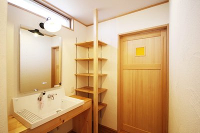 洗面台の鏡は時計が電子表示される、TOYO KITCHENのアイテムです。