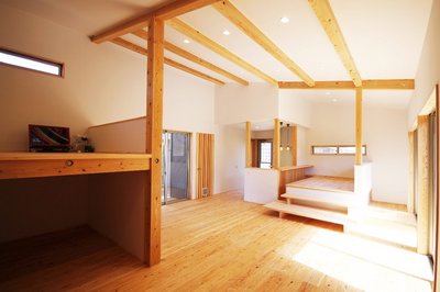 ダイニングも段差をつけた空間にし、カウンターも造作しました ダイニングも段差をつけた空間にし、カウンターも造作しました