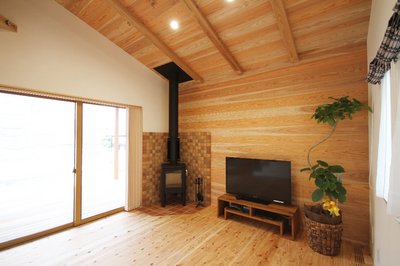 存在感たっぷりのストーブは冬は大活躍です
