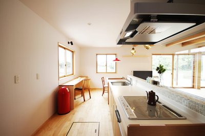 窓から朝日が差し込むキッチン・ダイニング。窓際にはカウンターも造作し、子供達のスタディコーナーとしても使えます。