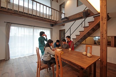 家族時間のひとこま。自然とこの場所に家族が集まり、家族団欒の楽しい時間が始まる。