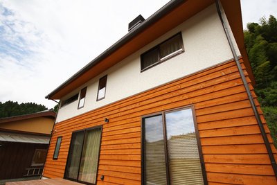 レッドシダーの鎧張りの外壁にし、重厚感ある雰囲気に仕上がりました。