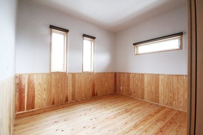 子供室は無垢材の腰壁にし、汚れも気にならず子供達が思い切り遊べます 子供室は無垢材の腰壁にし、汚れも気にならず子供達が思い切り遊べます