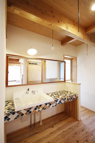 コラベルタイル貼りの洗面コーナー。室内洗濯物干しスペースも兼ねています。