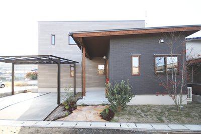 玄関部分の屋根は片流れにし、シンプルな外観に変化と奥行をもたせています。