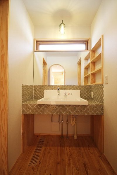 洗面コーナー。限られた空間に採光も取り入れ、壁一面の鏡は2人並んでも使いやすく、忙しい朝も快適です。