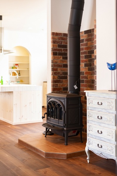 5年前に弊社の見学会に来られる時に、トイレと洗面台がすごく印象に残りましたので、いろんな雑誌を参考してたくさん見てみましたが、やはり赤のトイレとグリーンの洗面所に実現しました。