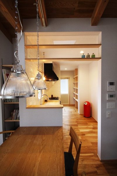 ダイニングから見るキッチン