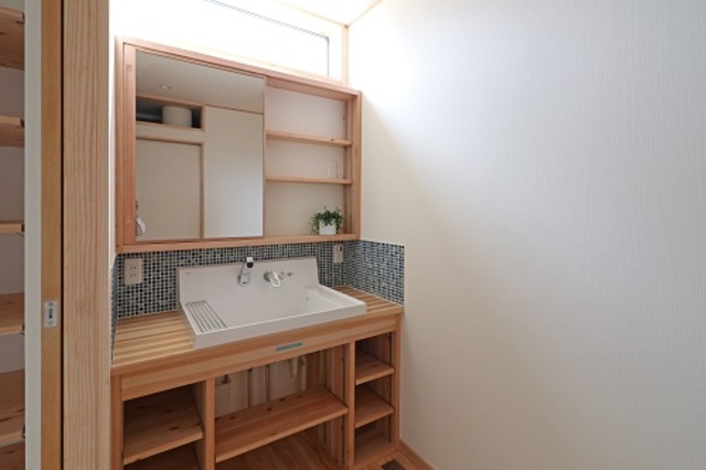 お客様の8割は造作の洗面台をご希望されます。お好きなタイルを貼ってオリジナルな仕上がりに。