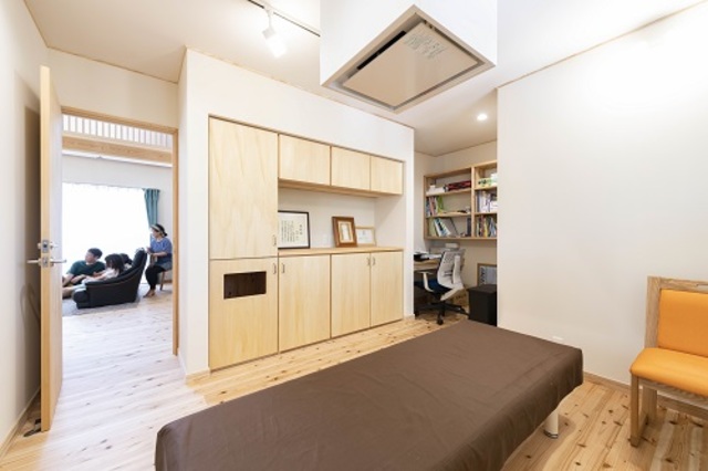 鍼灸院の診察室はリビングに隣接。一角には書斎スペースも作り、オンオフのメリハリも万全です