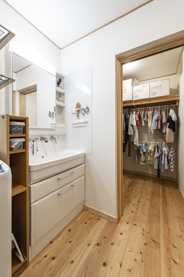 洗面脱衣室に隣接したファミリークローク。身支度が1ヶ所で完結するので便利です