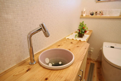 お施主様お気に入りの焼き物のボールを埋め込んだ造作の手洗いカウンター。