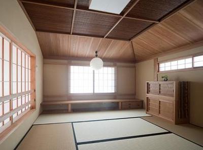 窓際には、足を下ろせる書斎カウンター付きの和室。 窓際には、足を下ろせる書斎カウンター付きの和室。