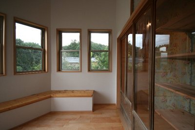 自然いっぱいの風景を窓の中に取り入れたひなたぼっこスペース